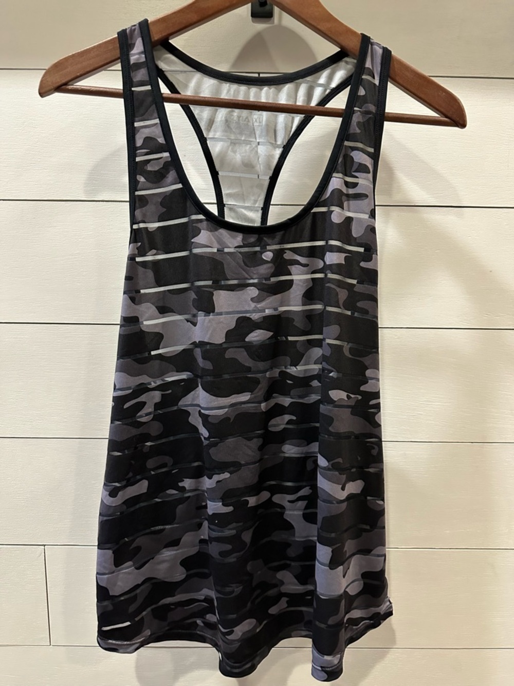 Zyia Women’s Black/ Gray Camo Racerback Tank Top- size X- Large